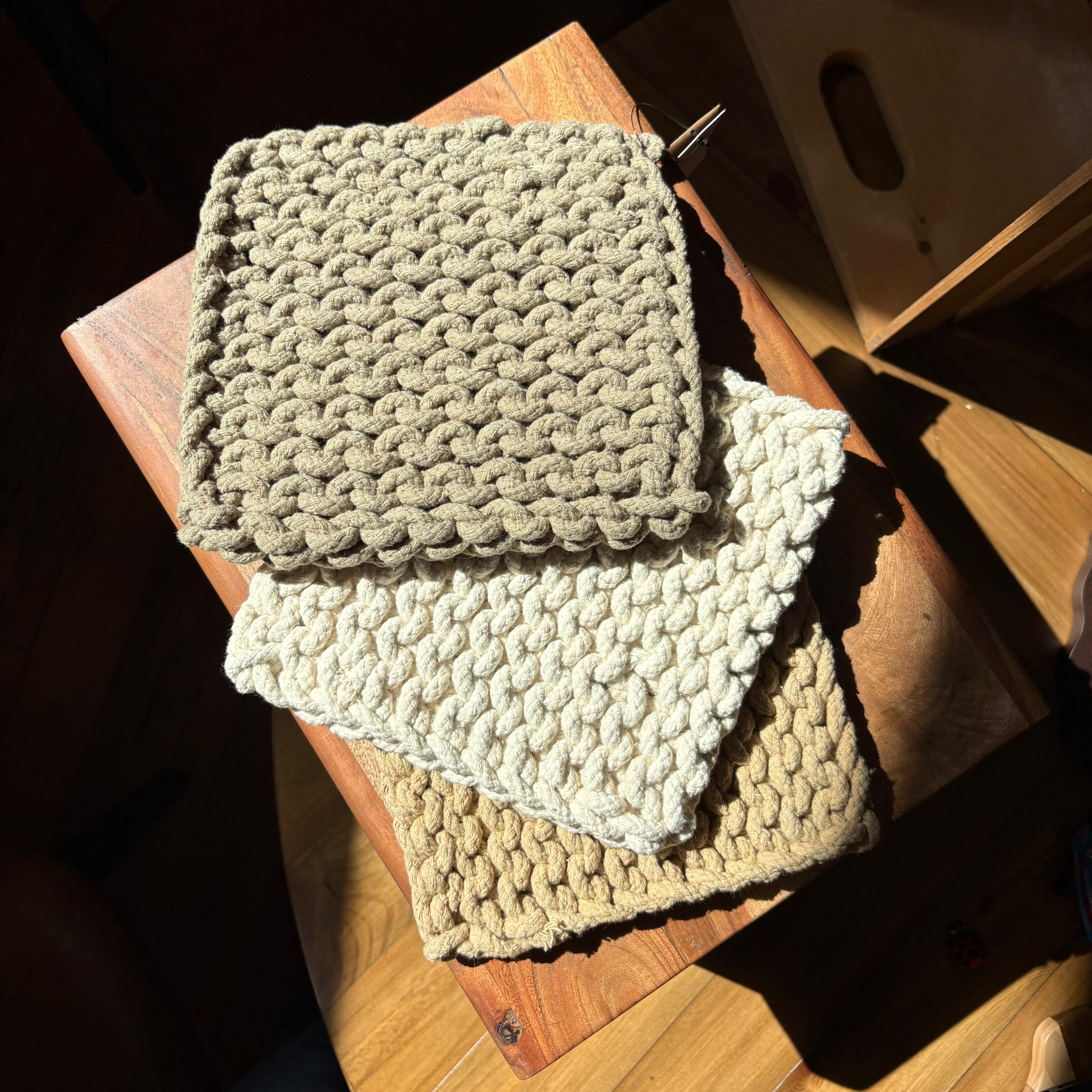 Pot holder bundle on a crate setting